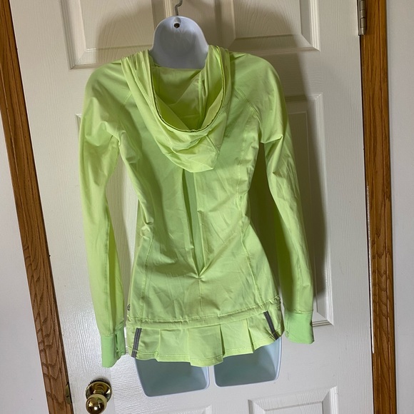 Lululemon  Windbreaker. Size 2 - Picture 2 of 4